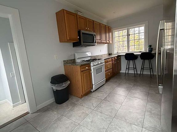 3rd image of 39 Spring St