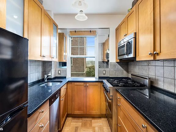 3rd image of 120 Cabrini Blvd APT 17