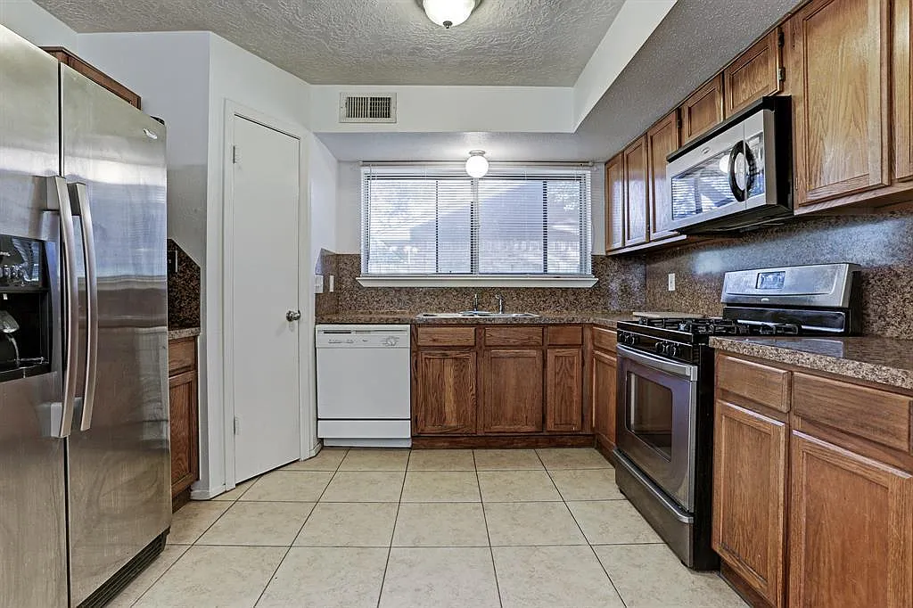 1142 Woodbridge Ave — Photo 4
