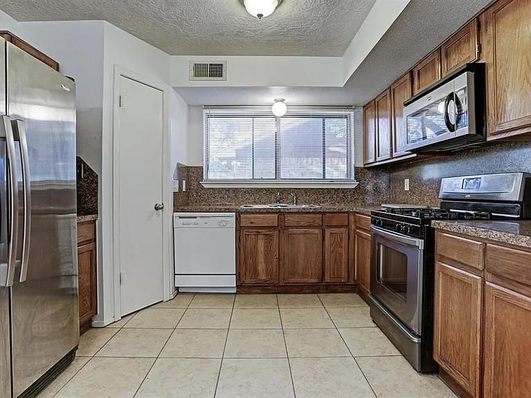 1142 Woodbridge Ave — Photo 4