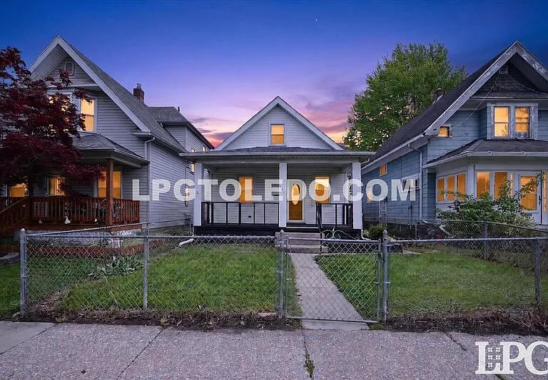 921 Berry St — Photo 1