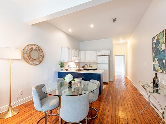 3rd image of 629 S Alexander St #629