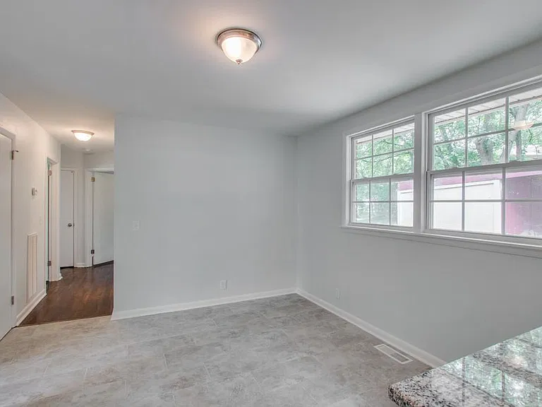 558 Roosevelt Ave — Photo 9