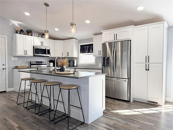 4th image of 810 Town And Country Ln