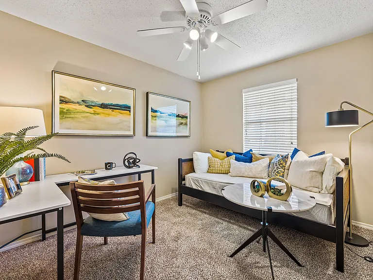 Colonial Plaza Apartments — Photo 17