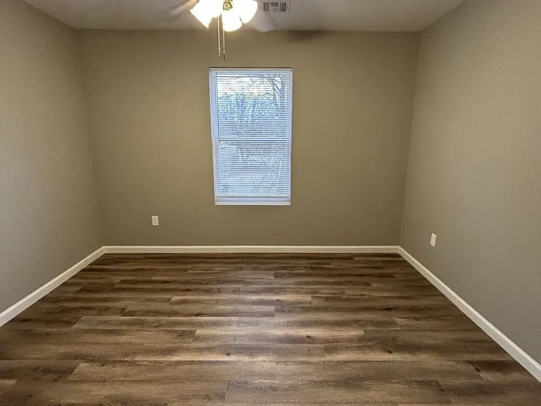 518 E Monroe St — Photo 9