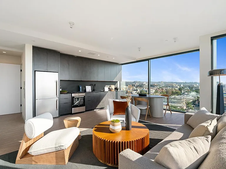 Venue Residences — Photo 13