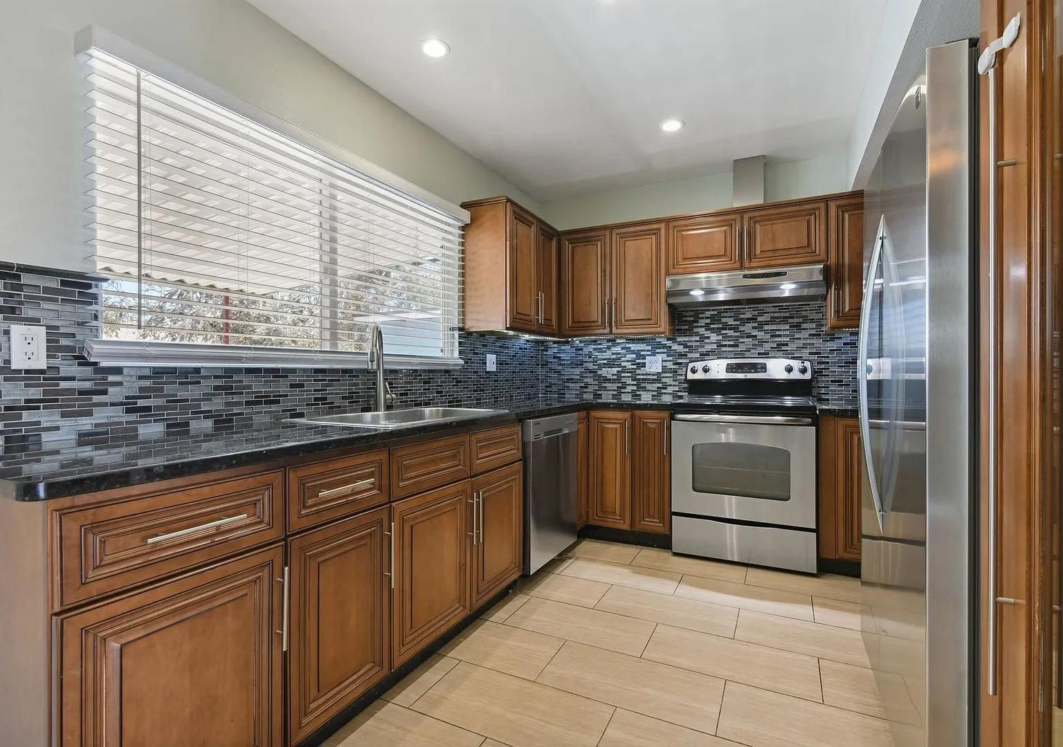 3 Bedroom Townhome in Glendale — Photo 3
