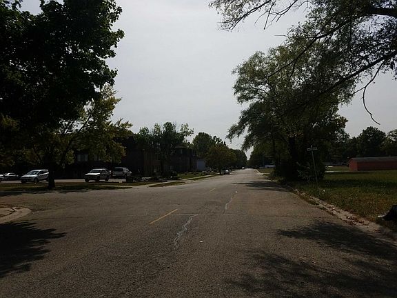 5th image of 1901 E Parklake Dr
