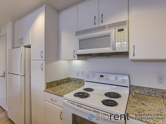 3rd image of 260 King St Unit 485
