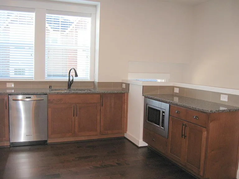 1306 Brooklyn Walk NE — Photo 9