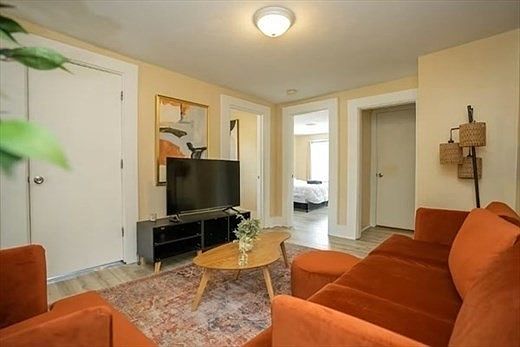 4th image of 11 Central St