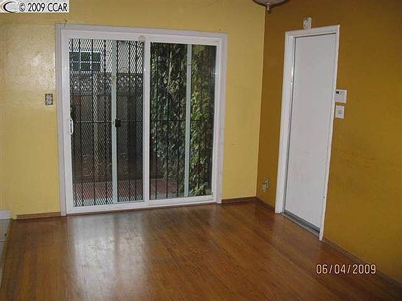 2nd image of 1922 Bush Ave