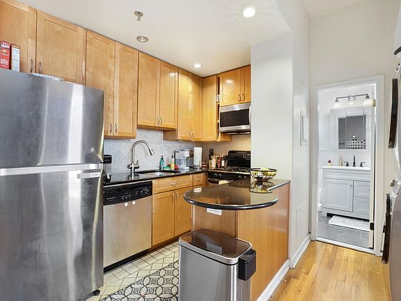 5th image of 319 Barrow St APT 5A