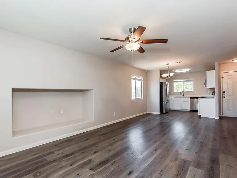 1074 E Silversmith Trl — Photo 3