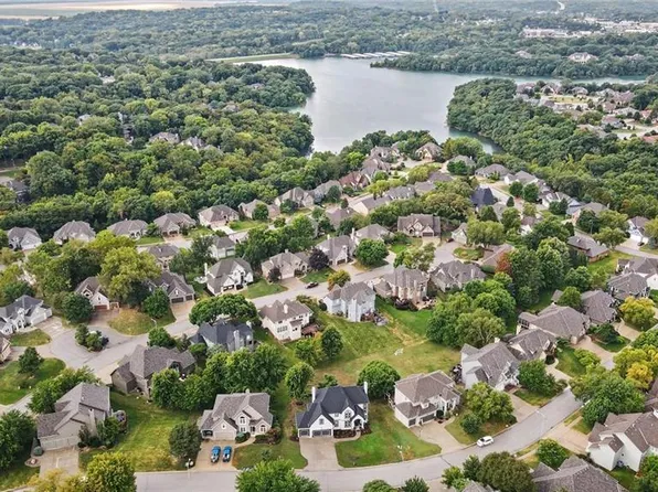 8008 Park Ridge Dr, Parkville, MO 64152