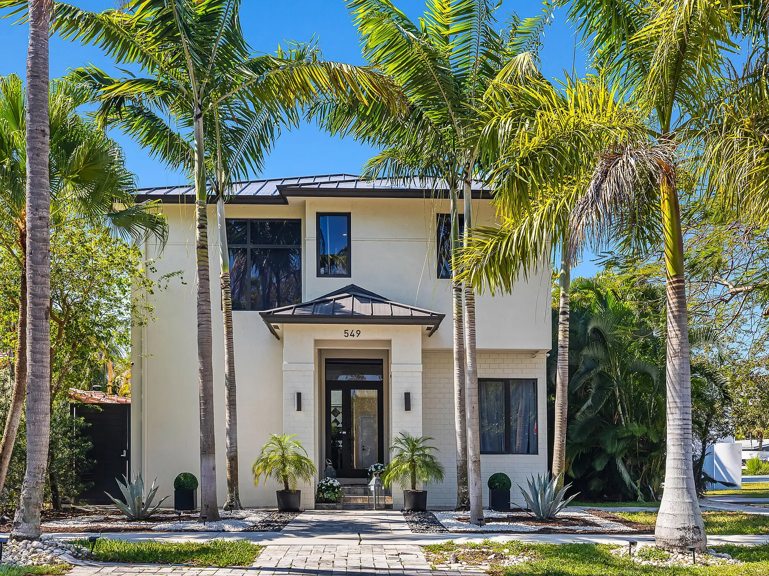 5 bed, 5.0 bath, 3880 sqft, $22,000 — Photo 2