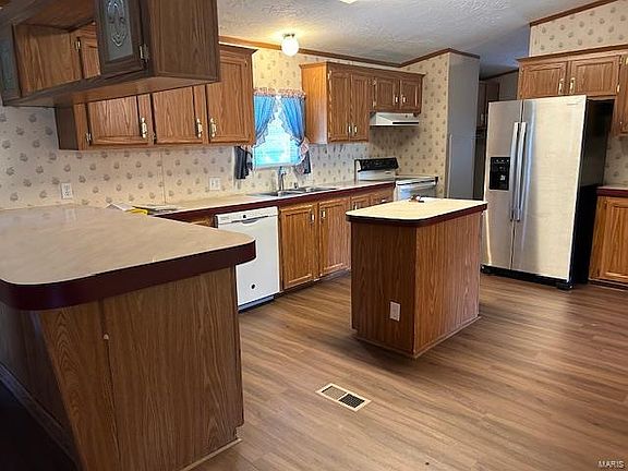 3rd image of 160 Wisteria Ln