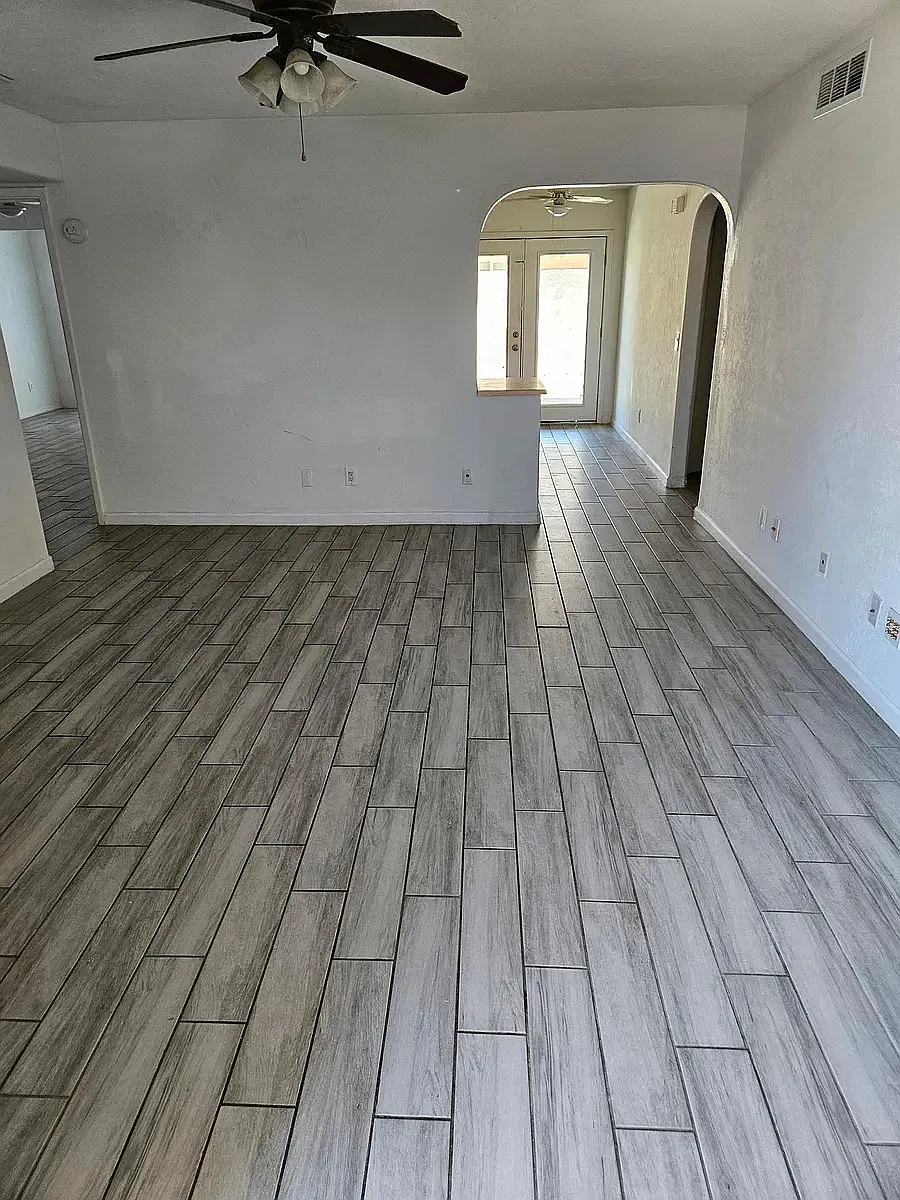 Building Photo - 406 E Wickieup Ln