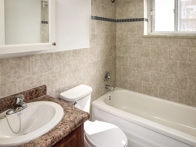 484 Queenston Rd — Photo 10