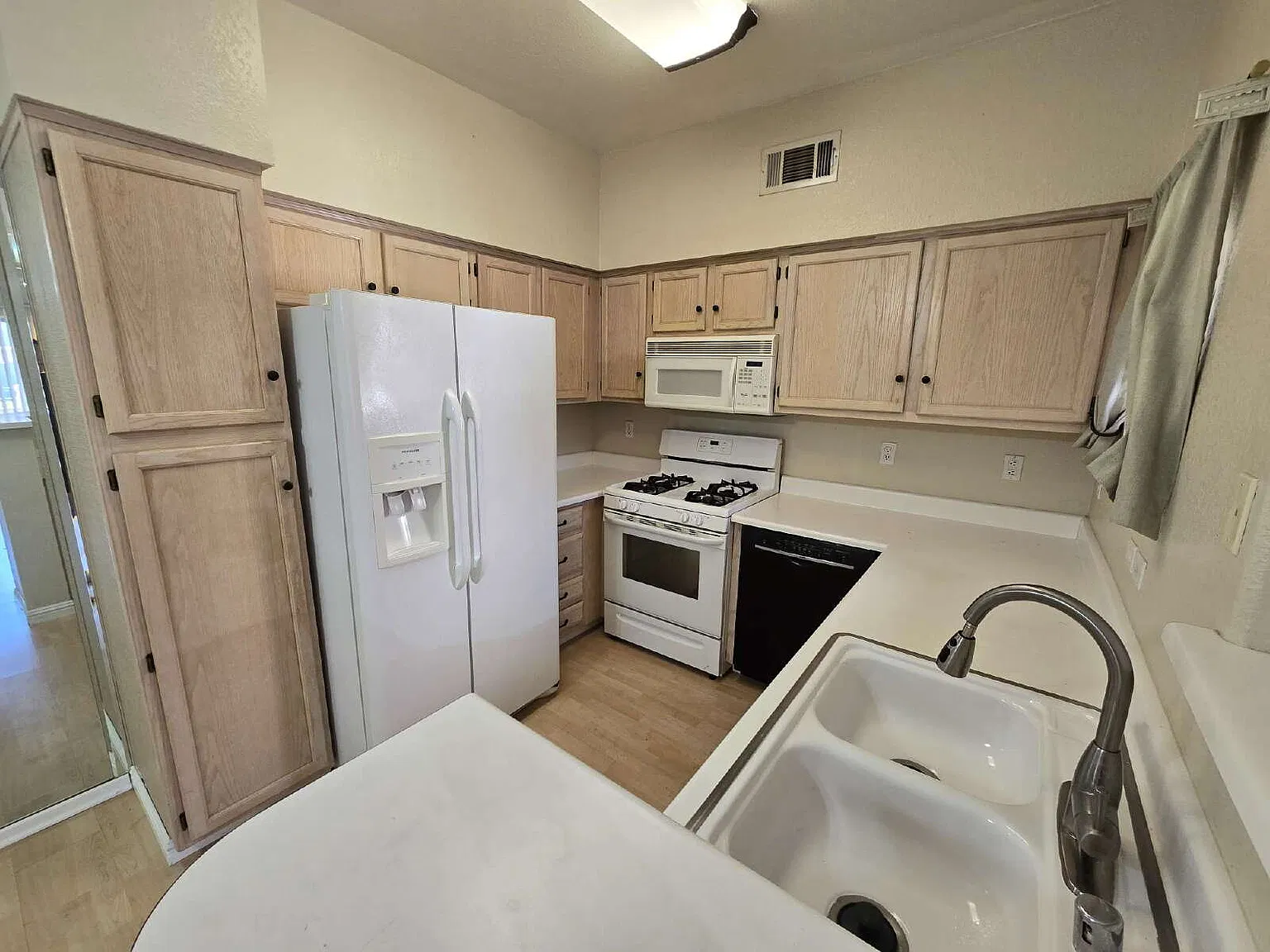 1 bed, 1.0 bath, 723 sqft, $1,125 — Photo 4