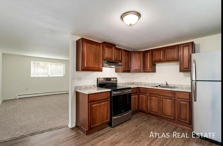 Cozy and well-located 2-bedroom, 1-bath apartment in Wheat Ridge available September! — Photo 2