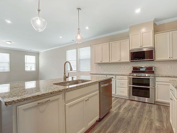 Photo representation of the Amelia plan. Colors, finishes and options will vary.