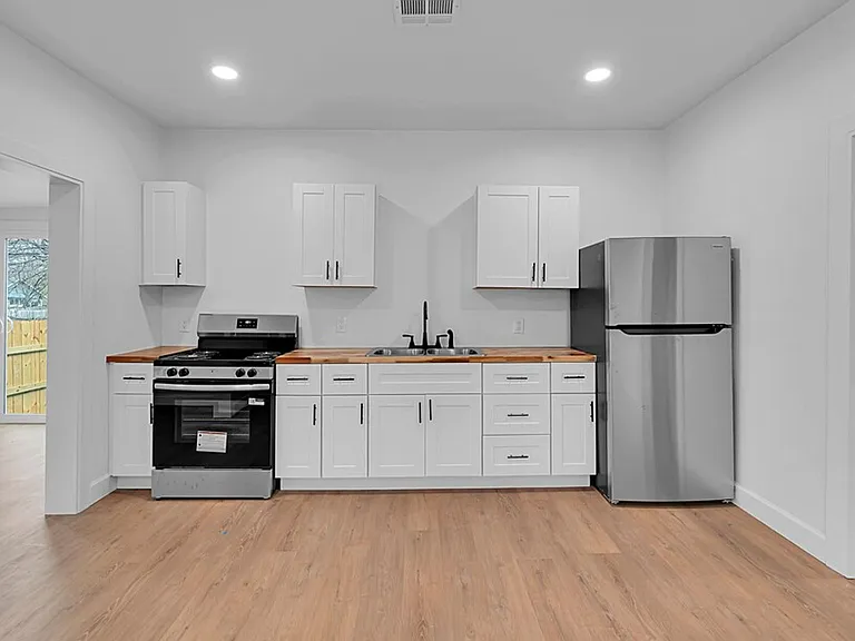 1602 Mitchell Ave — Photo 7
