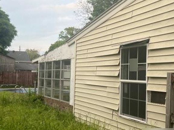 4th image of 2047 Amos St