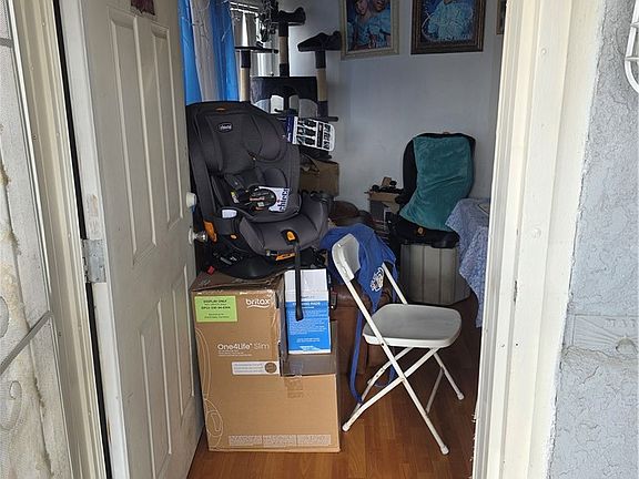 5th image of 10604 Weigand Ave