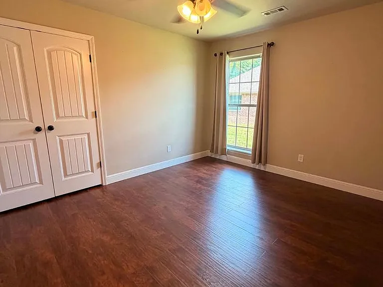 1104 Lakeview Dr — Photo 10