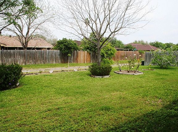 3rd image of 901 E Lori Ln
