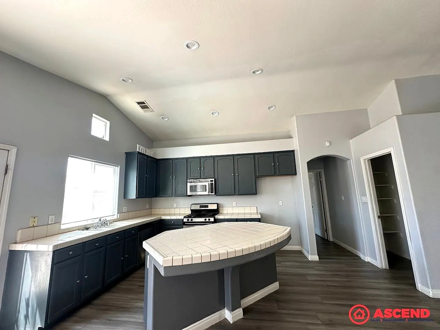 Spacious 3BR/2BA Home 1,839 Sq Ft with Garage & Gardener Included! — Photo 4