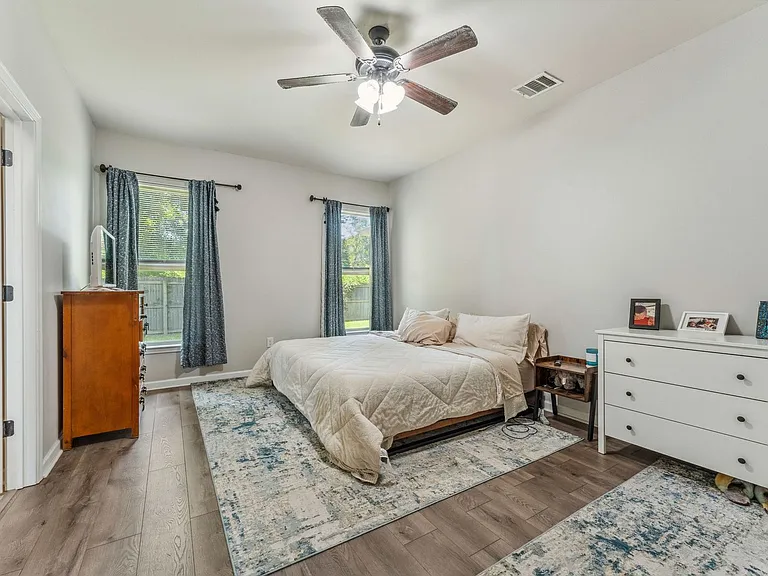 1041 Berkshire Dr — Photo 11