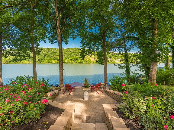 2nd image of 615 Lakeshore Dr