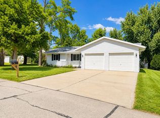 6 Sandy Point Dr, Columbus, NE 68601