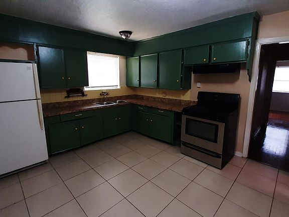 3rd image of 109 E 2nd St