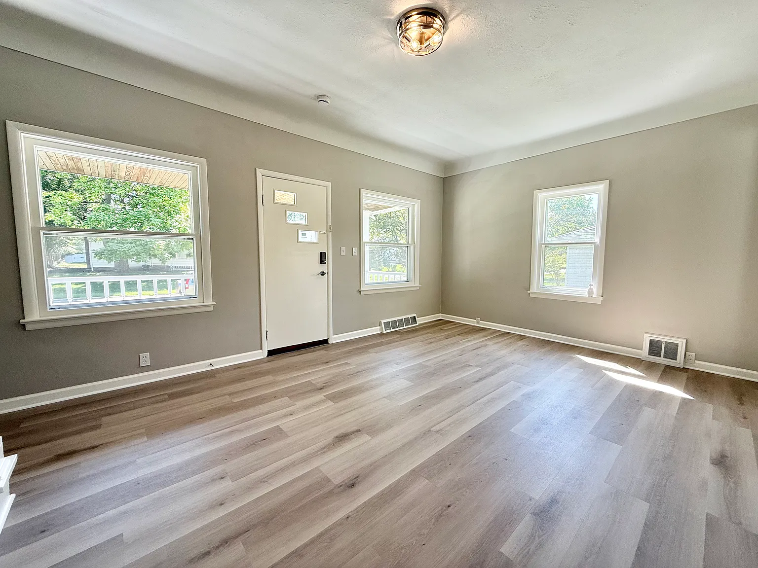 3 bed, 1040 sqft, $1,600 — Photo 3