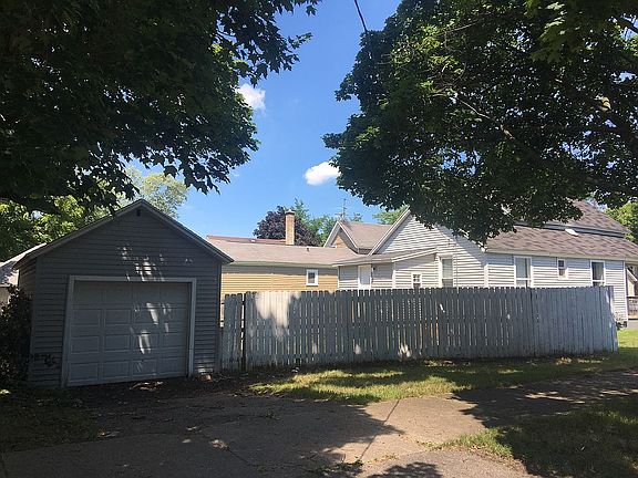 3rd image of 900 Dayton St SW