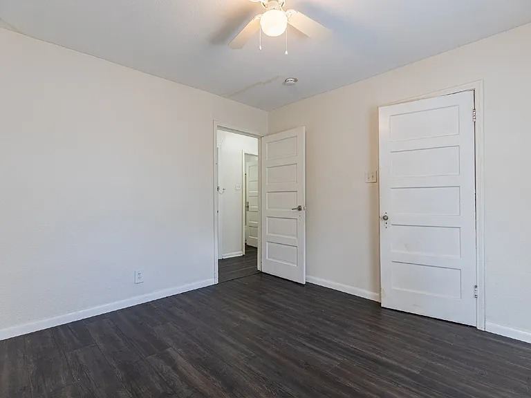 534 Walton Ave — Photo 17