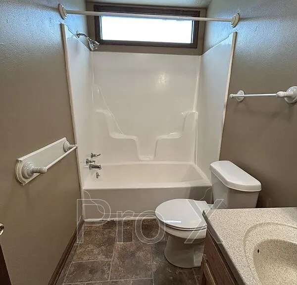 515 E Jefferson St — Photo 8