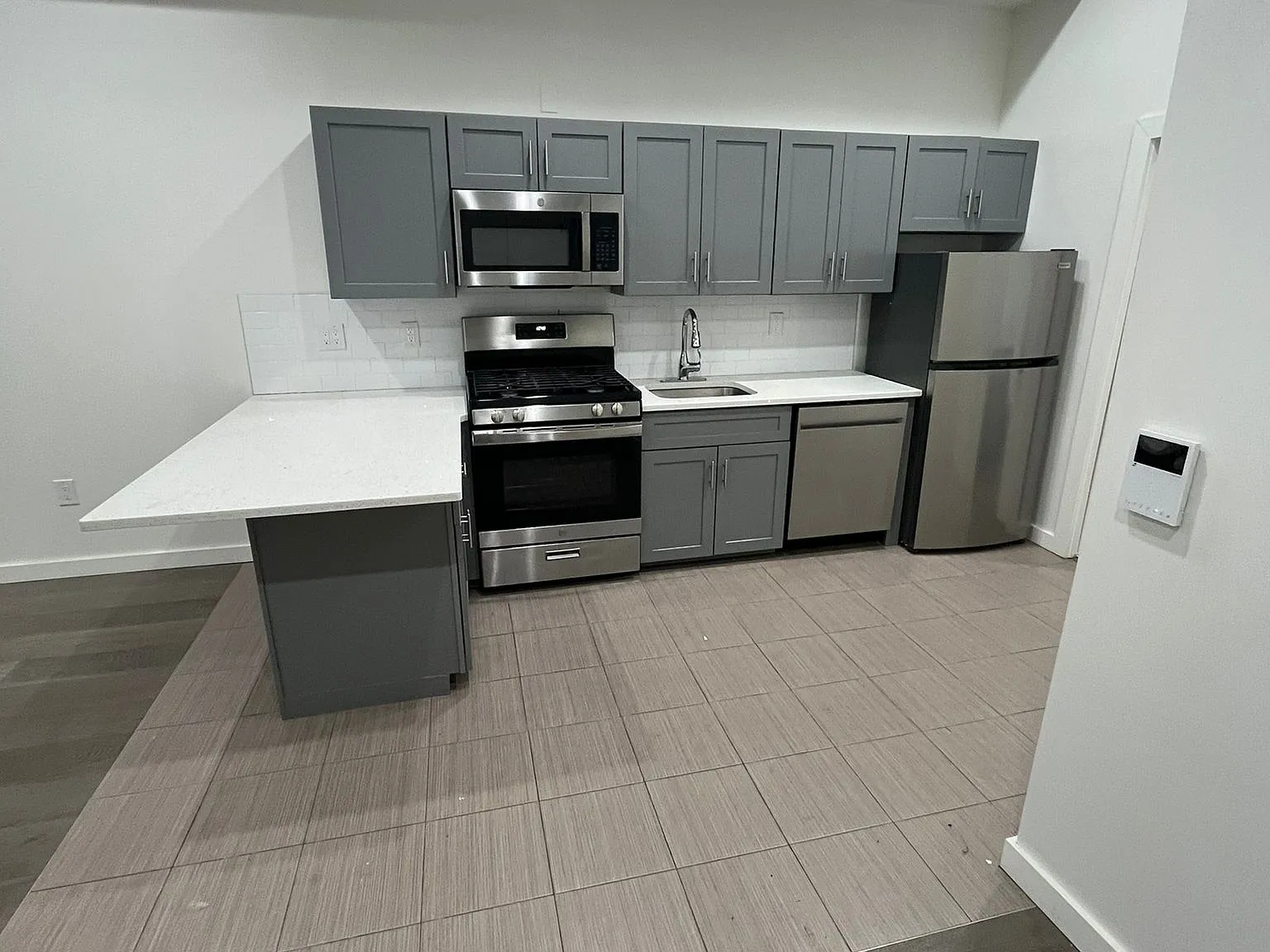 1 bed, 750 sqft, $1,800 — Photo 2