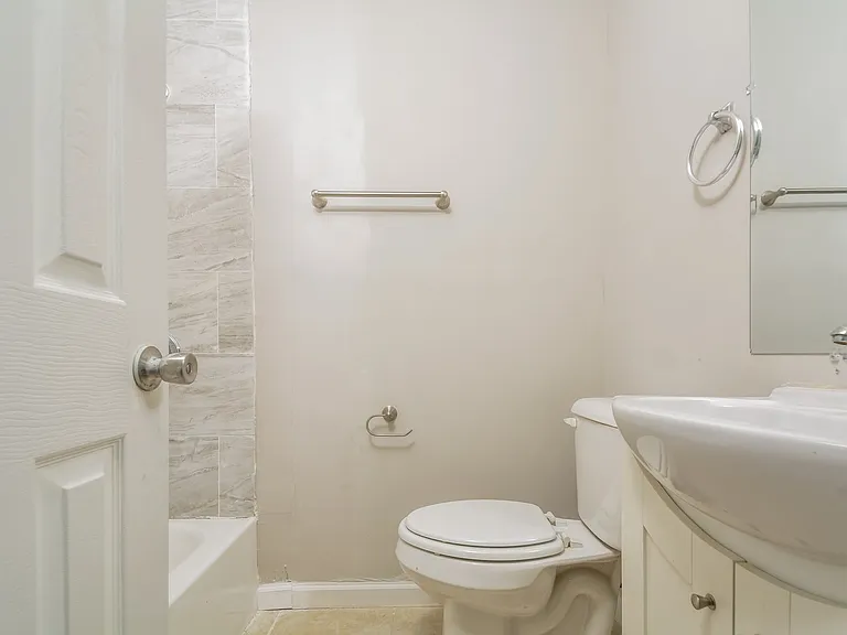 1790575_023_main_bathroom_13182621.jpg