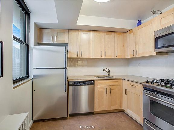 3rd image of 225 E 36th St APT 21A