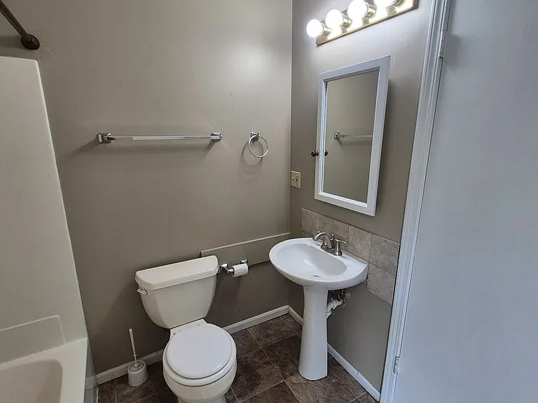 1001 S Hinshaw Ave — Photo 7