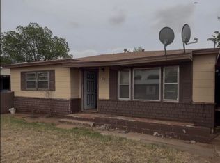 706 12th St, Shallowater, TX 79363