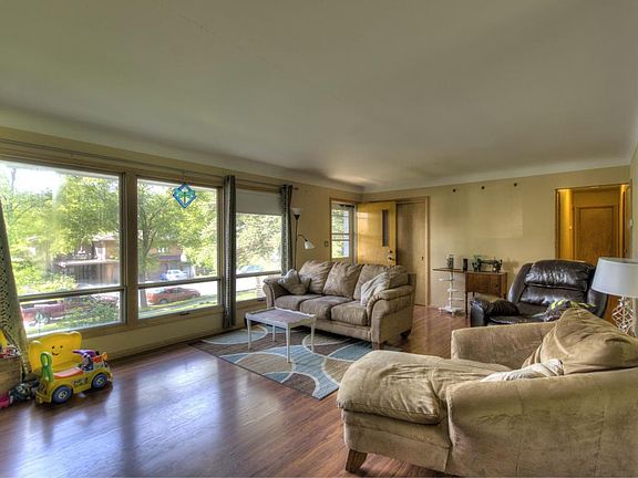 4th image of 904 Rosemary Ave