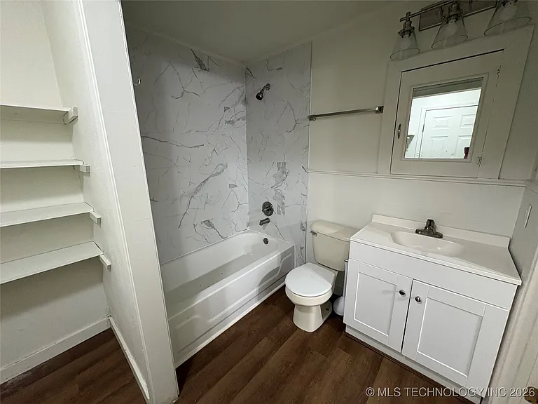 516 W Locust St — Photo 7