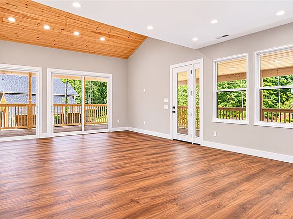 3rd image of 418 Tiger Ln