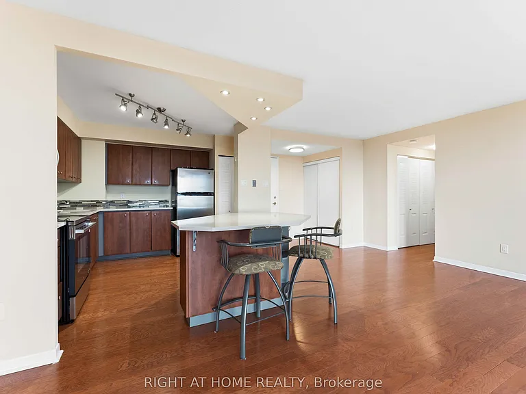 2759 Carousel Cres #911 — Photo 20